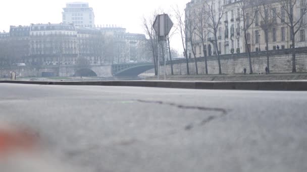 Man Cykling Längs Floden Seine Paris Den Franska Huvudstaden — Stockvideo