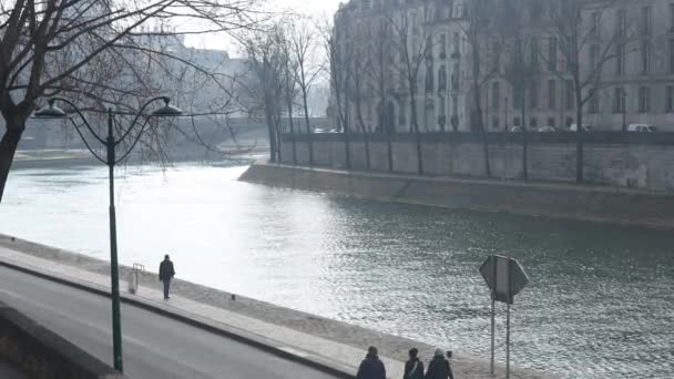 Paris Teki Seine Nehri Boyunca Yürüyen Insanlar Fransa Nın Başkenti — Stok video