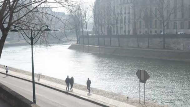 フランスの首都パリのセーヌ川沿いを歩く人々は — ストック動画