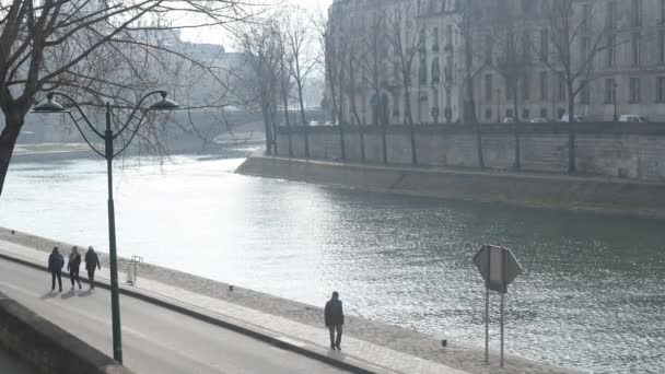 Άνθρωποι Που Περπατούν Κατά Μήκος Του Ποταμού Σηκουάνα Στο Παρίσι — Αρχείο Βίντεο
