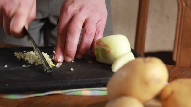 Gotowanie Człowieka Krojenie Świeżego Jedzenia Desce Krojenia — Wideo stockowe