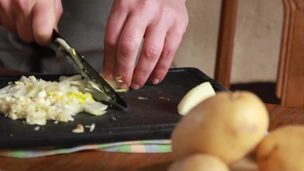 Manusia Memasak Dan Mengiris Makanan Segar Atas Papan Potong — Stok Video