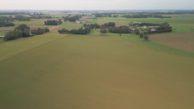 Fransa 'nın kuzeybatısındaki küçük bir köyün insansız hava aracı görüntüleri..
