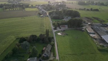 Fransa 'nın kuzeybatısındaki küçük bir köyün insansız hava aracı görüntüleri..