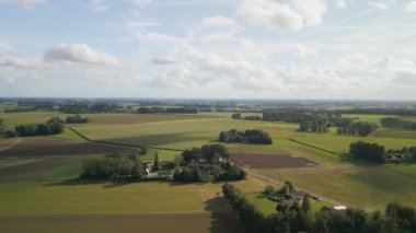Fransa 'nın kuzeybatısındaki küçük bir köyün insansız hava aracı görüntüleri..