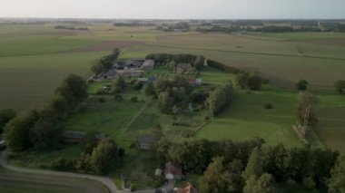 Fransa 'nın kuzeybatısındaki küçük bir köyün insansız hava aracı görüntüleri.. 