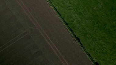 İHA video görüntüleri Fransa 'nın kuzeybatısındaki kırsal kesimlerde tarım çiftlikleri gösteriyor.. 