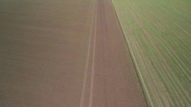 İHA video görüntüleri Fransa 'nın kuzeybatısındaki kırsal kesimlerde tarım çiftlikleri gösteriyor.. 