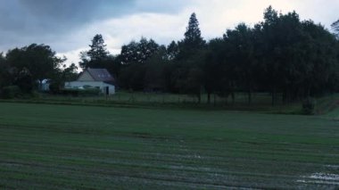 Yağmurlu bir öğleden sonra Fransa 'nın kırsal kesimlerinde çekilmiş bir video görüntüsü.