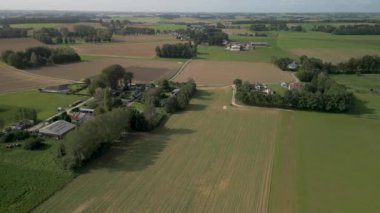 İHA video görüntüleri Fransa 'nın kuzeybatısındaki kırsal kesimlerde tarım çiftlikleri gösteriyor.. 