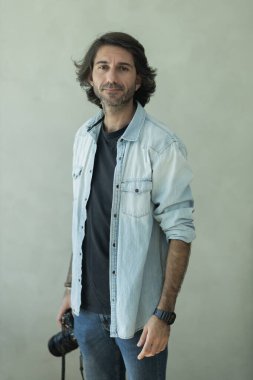 Fotoğraf makinesi tutan Latin Amerikalı beyaz bir adamın portresi. Fotoğrafçı, Kameraman, Profesyonel