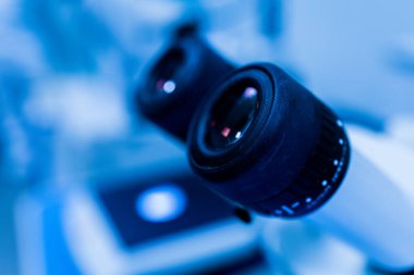 Üretim hattı ilaç endüstrisi. İlaç, ilaç ve ilaç imalatı, ilaç. Teknisyen ve bilim adamı bir laboratuarda çalışıyor.