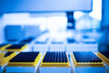 Üretim hattı ilaç endüstrisi. İlaç, ilaç ve ilaç imalatı, ilaç. Teknisyen ve bilim adamı bir laboratuarda çalışıyor.