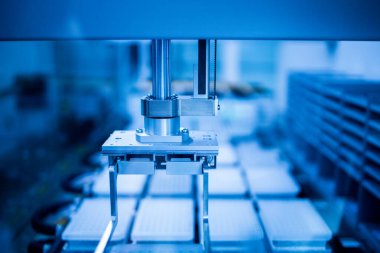 Üretim hattı ilaç endüstrisi. İlaç, ilaç ve ilaç imalatı, ilaç. Teknisyen ve bilim adamı bir laboratuarda çalışıyor.