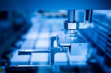 Üretim hattı ilaç endüstrisi. İlaç, ilaç ve ilaç imalatı, ilaç. Teknisyen ve bilim adamı bir laboratuarda çalışıyor.