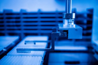 Üretim hattı ilaç endüstrisi. İlaç, ilaç ve ilaç imalatı, ilaç. Teknisyen ve bilim adamı bir laboratuarda çalışıyor.