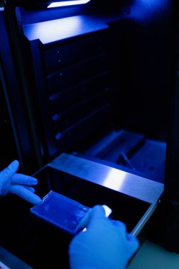 Üretim hattı ilaç endüstrisi. İlaç, ilaç ve ilaç imalatı, ilaç. Teknisyen ve bilim adamı bir laboratuarda çalışıyor.