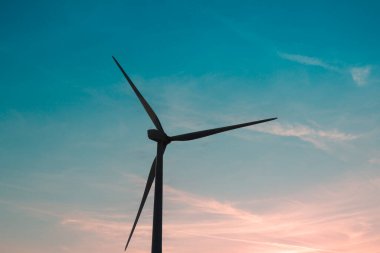 Rüzgar türbinleri, rüzgar enerjisi üretim ekipmanları, temiz enerji konsepti, yenilenebilir enerji