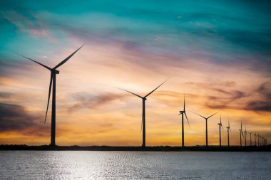 Rüzgar türbinleri, rüzgar enerjisi üretim ekipmanları, temiz enerji konsepti, yenilenebilir enerji