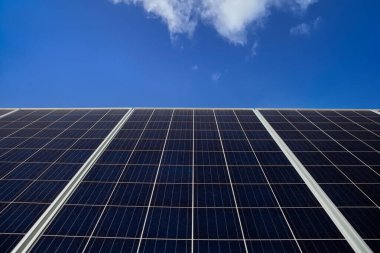 Güneş panelleri, güneş ışınlarındaki güç üretim ekipmanları güneş ışığı ve gökyüzü arka planlı güneş paneli. konsept temiz enerji gücü doğada