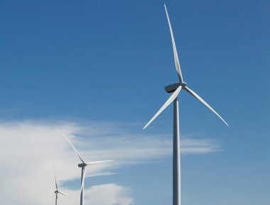 Rüzgar türbinleri, rüzgar enerjisi üretim ekipmanları, temiz enerji konsepti, yenilenebilir enerji