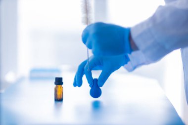 Üretim hattı ilaç endüstrisi. İlaç, ilaç ve ilaç imalatı, ilaç. Laboratuvar eldivenleri mavi