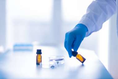 Üretim hattı ilaç endüstrisi. İlaç, ilaç ve ilaç imalatı, ilaç. Laboratuvar eldivenleri mavi petri kabı