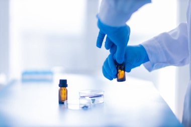 Üretim hattı ilaç endüstrisi. İlaç, ilaç ve ilaç imalatı, ilaç. Laboratuvar eldivenleri mavi petri kabı