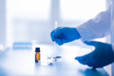 Üretim hattı ilaç endüstrisi. İlaç, ilaç ve ilaç imalatı, ilaç. Laboratuvar eldivenleri mavi petri kabı