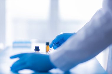 Üretim hattı ilaç endüstrisi. İlaç, ilaç ve ilaç imalatı, ilaç. Laboratuvar eldivenleri mavi petri kabı