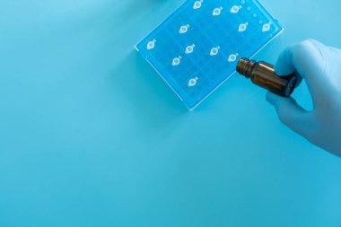 Üretim hattı ilaç endüstrisi. İlaç, ilaç ve ilaç imalatı, ilaç. Laboratuvar eldivenleri mavi 
