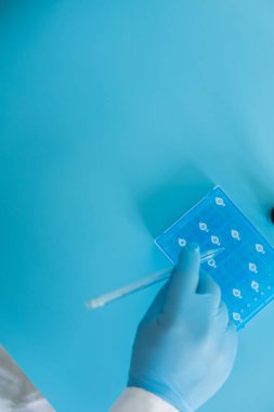 Üretim hattı ilaç endüstrisi. İlaç, ilaç ve ilaç imalatı, ilaç. Laboratuvar eldivenleri mavi 