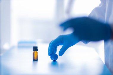 Üretim hattı ilaç endüstrisi. İlaç, ilaç ve ilaç imalatı, ilaç. Laboratuvar eldivenleri mavi