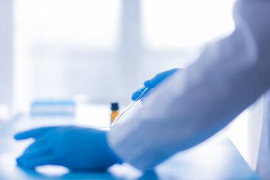 Üretim hattı ilaç endüstrisi. İlaç, ilaç ve ilaç imalatı, ilaç. Laboratuvar eldivenleri mavi petri kabı