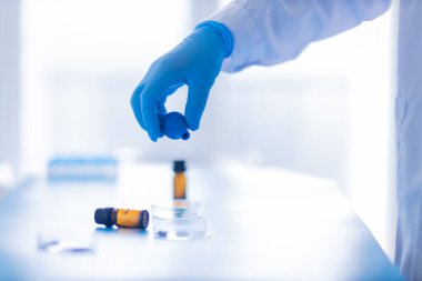 Üretim hattı ilaç endüstrisi. İlaç, ilaç ve ilaç imalatı, ilaç. Laboratuvar eldivenleri mavi petri kabı