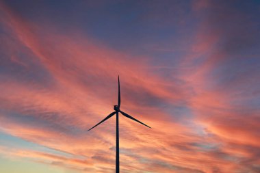 Rüzgar türbinleri, rüzgar enerjisi üretim ekipmanları, temiz enerji konsepti, yenilenebilir enerji