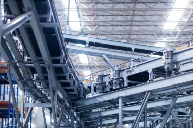 Modern taşıma bantlarının görüntüsü büyük bir depoda kutuları taşımaya hazır.