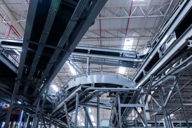 Modern taşıma bantlarının görüntüsü büyük bir depoda kutuları taşımaya hazır.