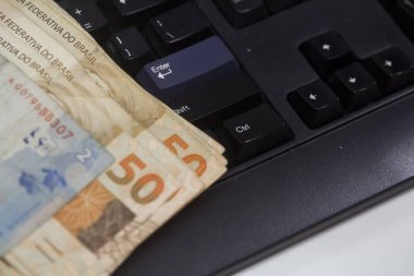 Değişim bürosu / bankada çalışan iş adamının insan eli. O para sayıyor ve bir müşteriye nakit para veriyor. Brezilyalı Reais.