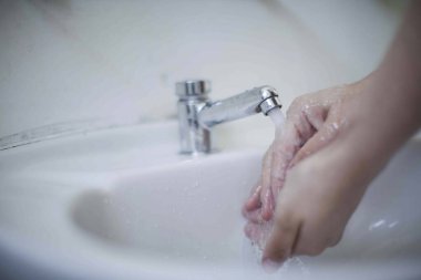 İnsan elini lavaboda yıka..