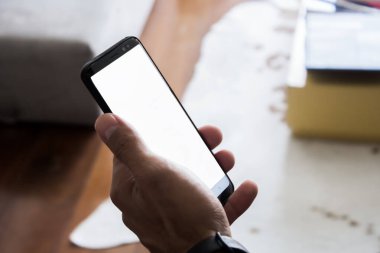 Akıllı telefon tutan iş adamlarının eli - cep telefonu.