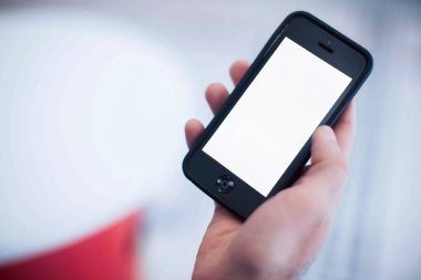 Akıllı telefon tutan iş adamlarının eli - cep telefonu.
