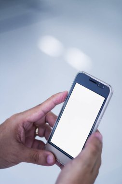 Akıllı telefon tutan iş adamlarının eli - cep telefonu.