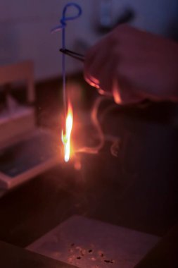 Üretim hattı ilaç endüstrisi. İlaç ve ilaç imalatı, eczacılık - Yangın testi.