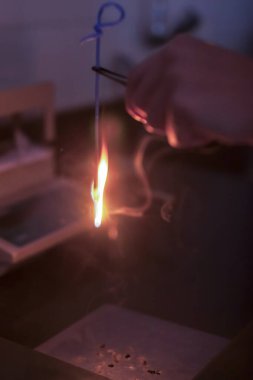 Üretim hattı ilaç endüstrisi. İlaç ve ilaç imalatı, eczacılık - Yangın testi.