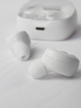 Auriculares inalmbricos con fondo blanco y cargador