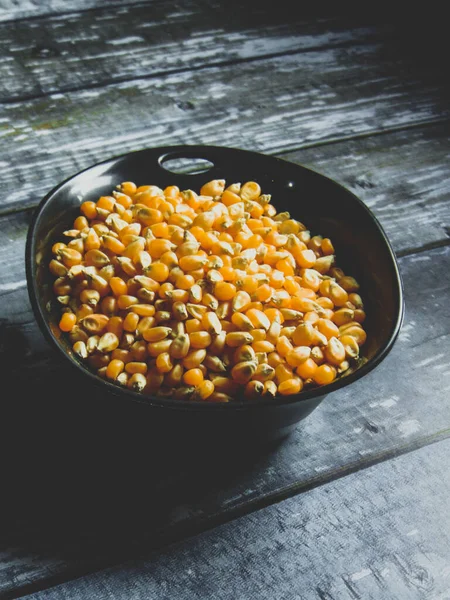 Palomitas de maz con fondo gris de madera dark 