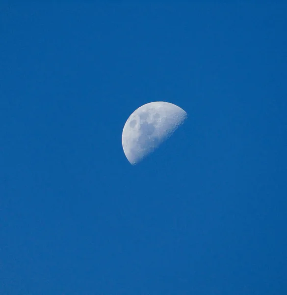 Luna creciente de dia