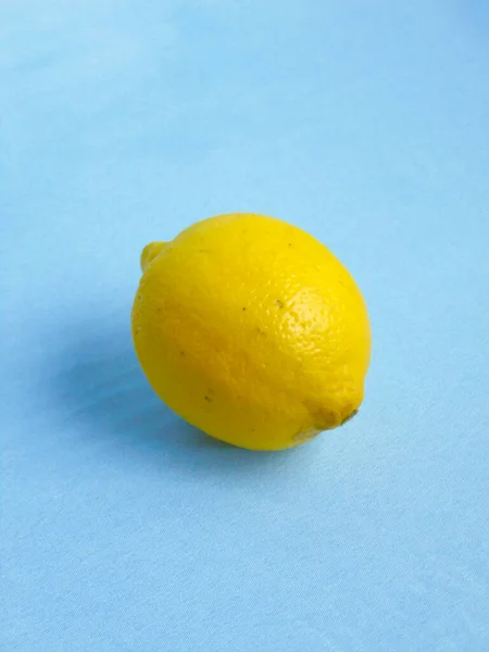 açık mavi arkaplanda limon