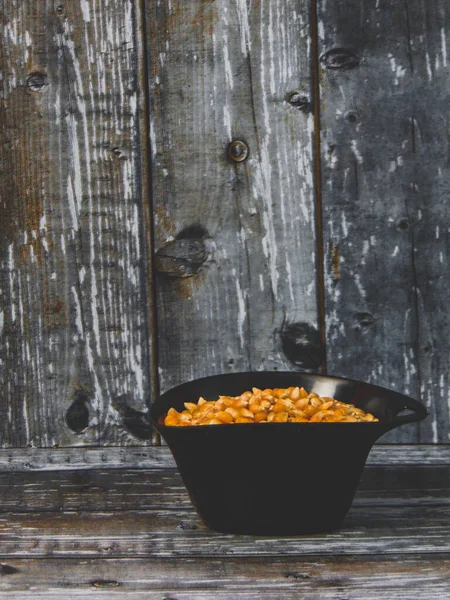 Tahta mavi arka planda patlamış mısır dramatik karanlık yemek tarzı